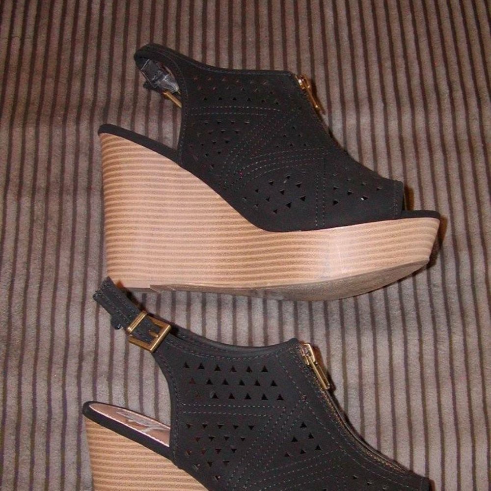 Report “Carnation”Wedge Sandals Suede Black Shoes Sz 8.5 Open Toe EUC! - Picture 6 of 7
